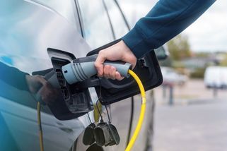 Sednu do elektromobilu a uvědomím si, že jsme sto let za opicemi. V ČR vždy jen spalovák - Médium.cz